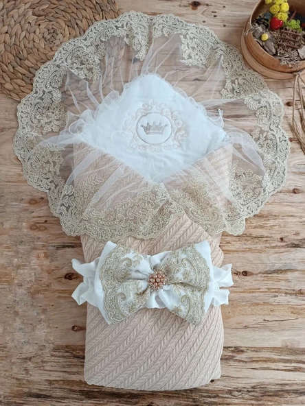 LitaeTrend Örgü Tericotton Taç Nakışlı İncili Güpür Çift Fiyonk Papatya Güpür Trilüks Kundak Bebek Battaniyesi Bej ürün görseli 1