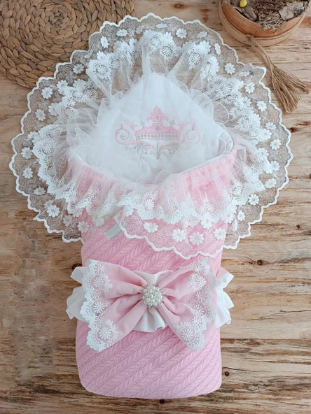 LitaeTrend Tericotton Taç Nakışlı İncili Güpür Çift Fiyonk Papatya Güpür Trilüks Kundak Bebek Battaniyesi Pembe ürün görseli 1