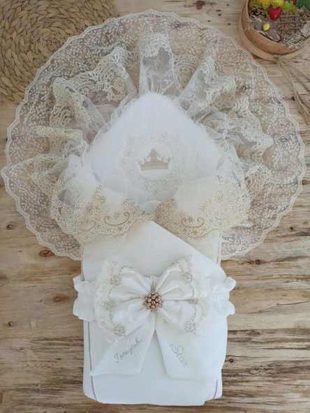 LitaeTrend Yenidoğan Sahra Taç Nakışlı Plazma Taşlı Güpürlü Fiyonklu Duvaklı Trilüks Kundak Bebek Battaniyesi Sütlü Kahv ürün görseli 1