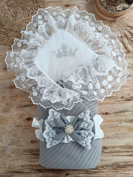 LitaeTrend Örgü Tericotton Taç Nakışlı İncili Güpür Çift Fiyonk Papatya Güpür Trilüks Kundak Bebek Battaniyesi Gri ürün görseli 1