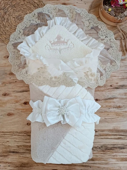 LitaeTrend Yenidoğan Wool Yün Kumaş Taç Nakışlı Güpür Duvaklı Fiyonk Prizma Taş Unisex Kundak Bebek Battaniyesi Bej ürün görseli 1
