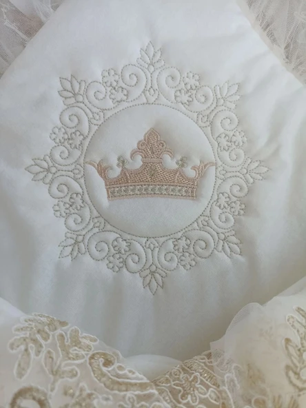 LitaeTrend Yenidoğan Sahra Taç Nakışlı Plazma Taşlı Güpürlü Fiyonklu Duvaklı Trilüks Kundak Bebek Battaniyesi Ekru - Resim 4