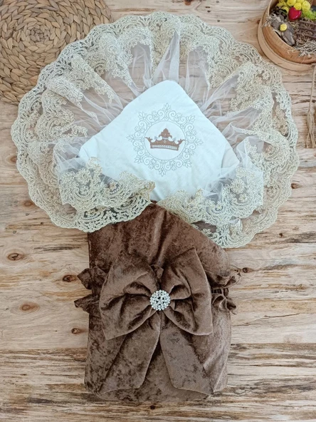 LitaeTrend Yenidoğan Saray Kadife Taç Nakışlı İnci Fiyonklu Çift Dantel Duvak Trilüks Kundak Bebek Battaniyesi Kahvereng ürün görseli 1