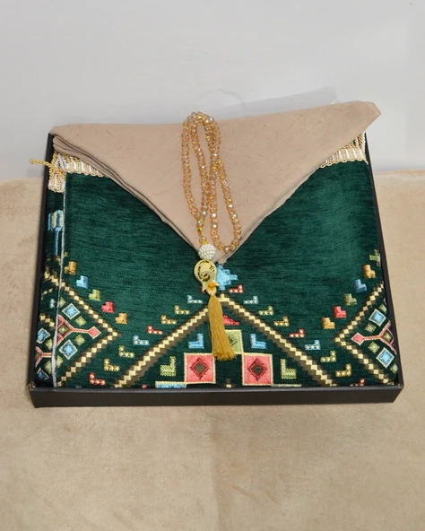 Çeyizlik Hediyelik Seccade Eşarp Tesbih Set – Kilim Desenli Kadife Astarlı Seccade, Eşarp, Kristal Tesbih Özel Kutulu Lüks Hediye Seti - Resim 2