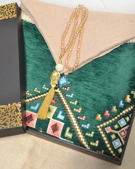 Çeyizlik Hediyelik Seccade Eşarp Tesbih Set – Kilim Desenli Kadife Astarlı Seccade, Eşarp, Kristal Tesbih Özel Kutulu Lüks Hediye Seti ürün görseli