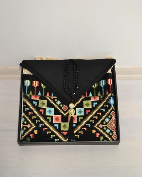 Çeyizlik Hediyelik Seccade Eşarp Tesbih Set – Kilim Desenli Kadife Astarlı Seccade, Eşarp, Kristal Tesbih Özel Kutulu Lüks Hediye Seti - Resim 10