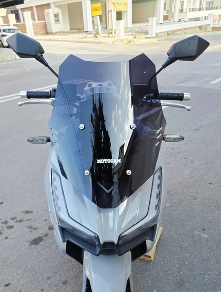 MOTOCAM Volta Apec Apx7 Siperlik Ön Cam 2025 Model 49cm Siyah Renkli 4mm SPOR CAM ürün görseli