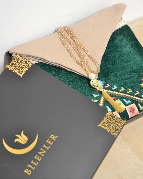 Çeyizlik Hediyelik Seccade Eşarp Tesbih Set – Kilim Desenli Kadife Astarlı Seccade, Eşarp, Kristal Tesbih Özel Kutulu Lüks Hediye Seti - Resim 3