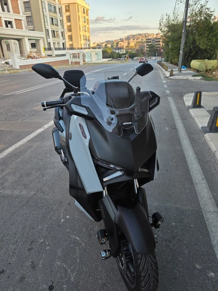 MOTOCAM Yamaha Xmax Techmax Siperlik Ön Cam 2025 Model 39cm Şeffaf Renkli 4mm Asansörlü - Resim 2
