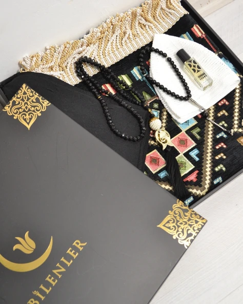 Çeyizlik Hediyelik Seccade Set– Kilim Desenli Astarlı Kadife Seccade, Eşarp, Kristal Tesbih, Erkek Tesbihi, Takke ve Esans Özel Kutulu - Resim 3