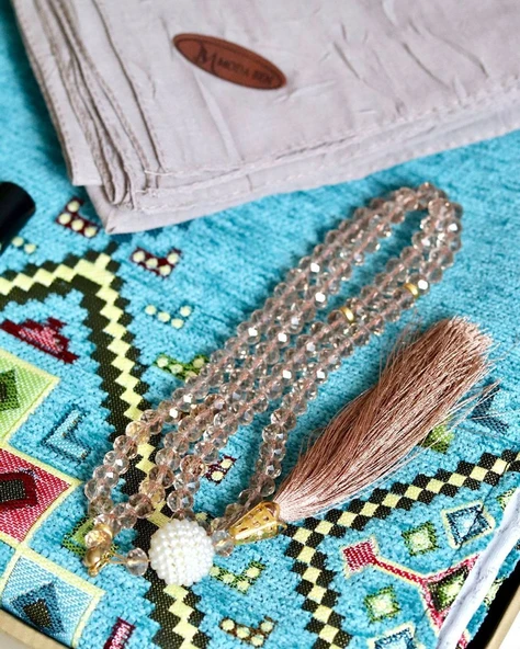 Çeyizlik Hediyelik Seccade Set– Kilim Desenli Astarlı Kadife Seccade, Eşarp, Kristal Tesbih, Erkek Tesbihi, Takke ve Esans Özel Kutulu - Resim 10