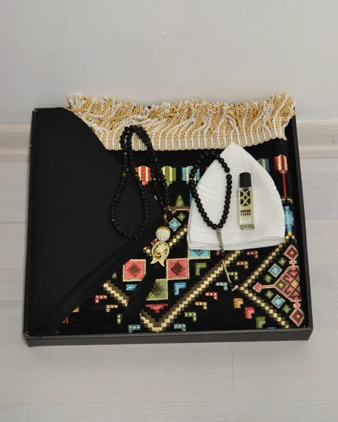 Çeyizlik Hediyelik Seccade Set– Kilim Desenli Astarlı Kadife Seccade, Eşarp, Kristal Tesbih, Erkek Tesbihi, Takke ve Esans Özel Kutulu ürün görseli