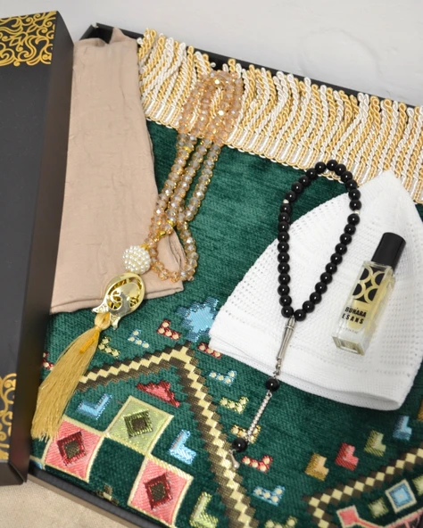 Çeyizlik Hediyelik Seccade Set– Kilim Desenli Astarlı Kadife Seccade, Eşarp, Kristal Tesbih, Erkek Tesbihi, Takke ve Esans Özel Kutulu - Resim 11