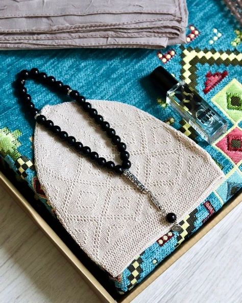 Çeyizlik Hediyelik Seccade Set– Kilim Desenli Astarlı Kadife Seccade, Eşarp, Kristal Tesbih, Erkek Tesbihi, Takke ve Esans Özel Kutulu - Resim 12