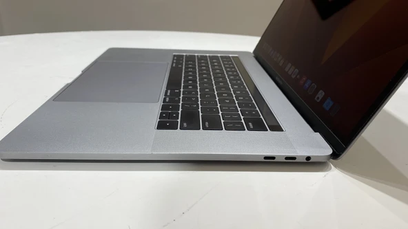 A1707 MACBOOK PRO 15 inç 2017 2.9GHZ İ7, 16GB RAM, 512GB SSD, 4GB GPU UZAY GRİSİ 2. EL - Resim 4