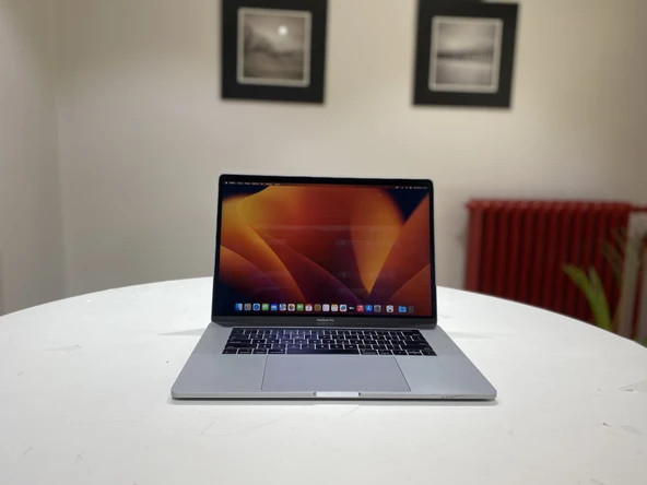A1707 MACBOOK PRO 15 inç 2017 2.9GHZ İ7, 16GB RAM, 512GB SSD, 4GB GPU UZAY GRİSİ 2. EL ürün görseli 1