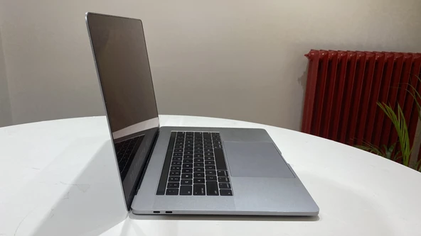 A1707 MACBOOK PRO 15 inç 2017 2.9GHZ İ7, 16GB RAM, 512GB SSD, 4GB GPU UZAY GRİSİ 2. EL - Resim 3