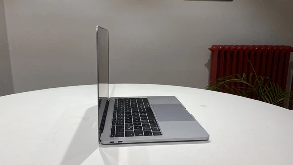 A1708 MACBOOK PRO 13 inç 2017 NTB 2.3GHZ İ5, 8GB RAM, 256GB SSD, 1536MB GPU UZAY GRİSİ 2. EL - Resim 3