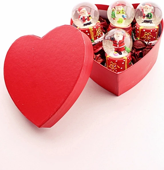 2026 Yeni Yıl Hediyesi Özel Kalp Kutu Içinde 4 Adet Mini Noel Baba Kar Küresi Dekoratif Hediye Sevgiliye 6,5 cm - Resim 3