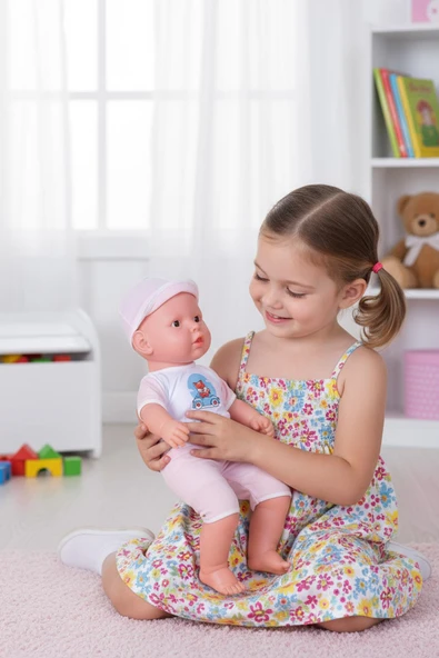 Pembe Şapkalı, Baskılı Kıyafetli 60 Cm Müzikli Kel Oyuncak Bebek - Resim 3