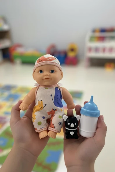 Elbiseli Mini Oyuncak Bebek Seti – Emzik, Biberon ve Hayvancık Aksesuar Hediyeli - Resim 4
