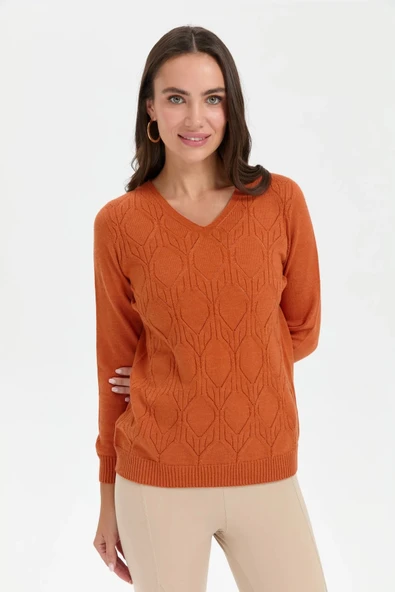 24187 DESEN TRİKO V YAKA DİKİŞSİZ ÖNÜ DESENLİ KAZAK ürün görseli