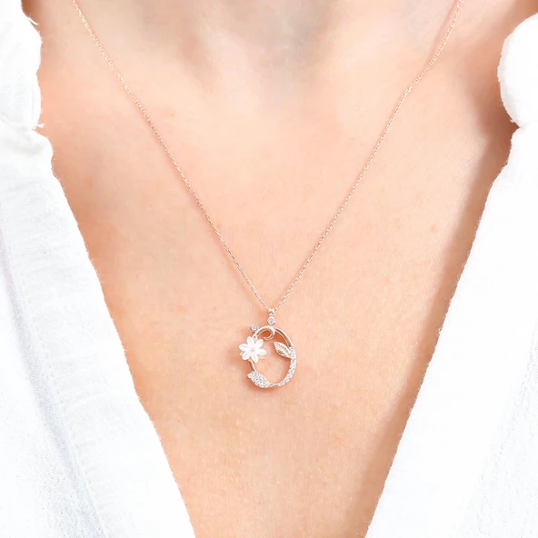 Işıltılı Manolya Çiçeği Ö Harfi Gümüş Harfli Kolye - Altın - Resim 3