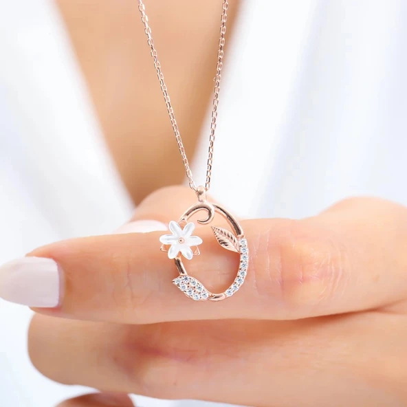 Işıltılı Manolya Çiçeği O Harfi Gümüş Harfli Kolye - Altın - Resim 2