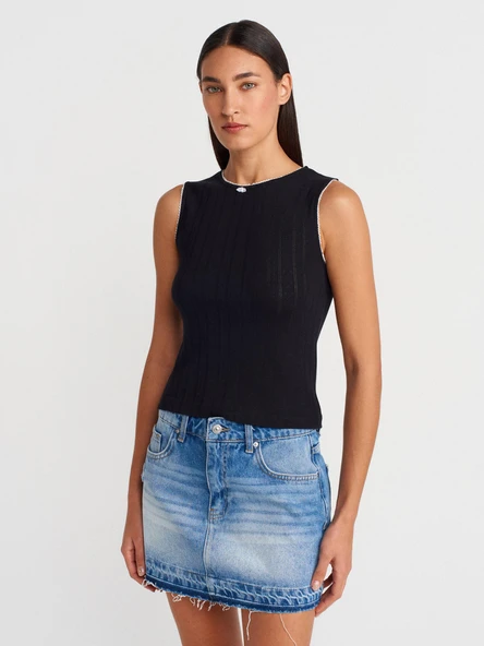 31835 DİLVİN GÜL DETAYLI KOLSUZ TOP ürün görseli