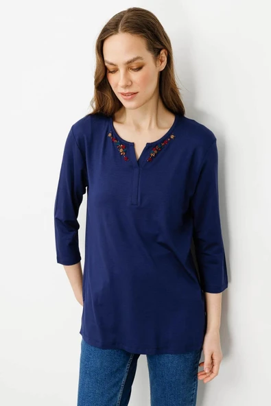 25704 DESEN DMR YAKASI EL NAKIŞ İŞLEMELİ SIFIR PATLI YAKA TRUVAKAR KOL BLUZ - Resim 2