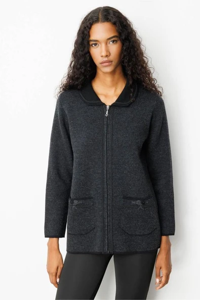 25032 DESEN TRİKO POLO YAKASI CEBİ KORDENE NAKIŞ İŞLEMELİ FERMUARLI KISA CEKET ürün görseli