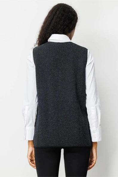 25002 DESEN TRİKO ÖNÜ KLİM NAKIŞ İŞLEMELİ V YAKA FERMUARLI KISA YELEK - Resim 11