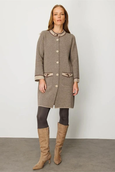 25034 DESEN DİK YAKA KOLU VE CEBİ İŞLEMELİ UZUN TRİKO KABAN - Resim 4