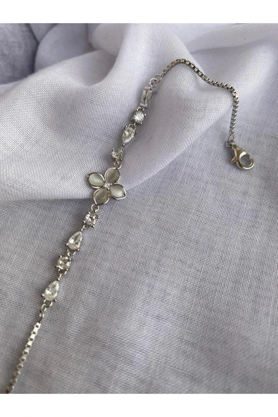 925 Ayar Gümüş Dört Yapraklı Çiçek Detaylı Genç/Yetişkin Kadın Bilekliği - Şık Tasarım - Resim 3