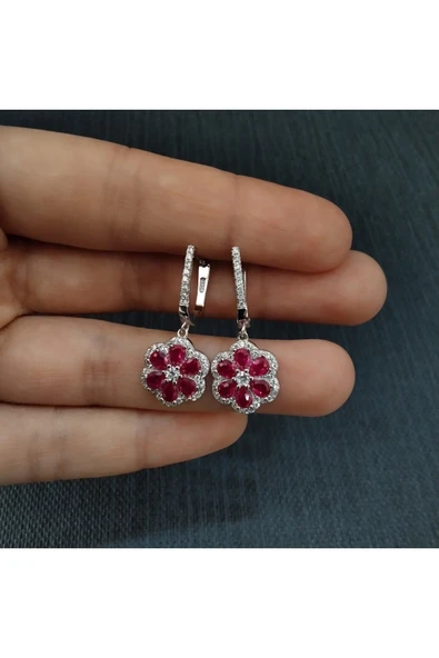 925 Ayar Çiçek Tasarımlı Kadın Gümüş Küpe -Sade ve Şık- Kırmızı Model ürün görseli 1