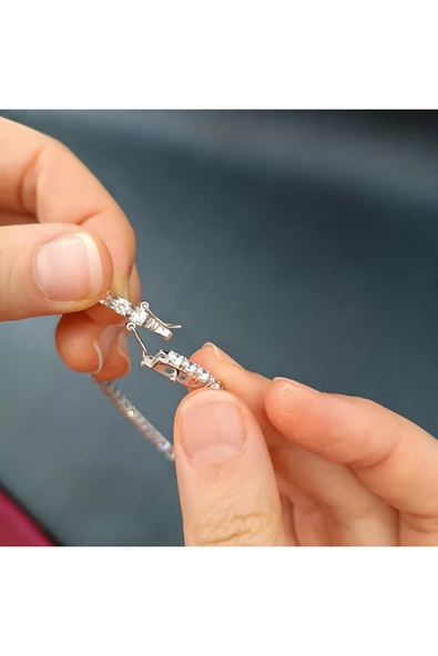 Zarif Su Yolu Bileklik - 925 Ayar Gümüş & Işıltılı Taşlar ürün görseli 1