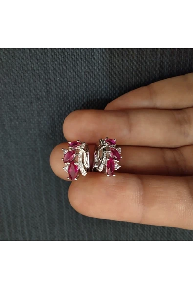 925 Ayar Gümüş Kadınlar İçin Özel Tasarım Küpe - Sade ve Şık - Kırmızı detaylı Model ürün görseli 1