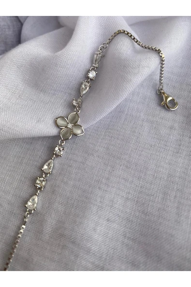 925 Ayar Gümüş Dört Yapraklı Çiçek Detaylı Genç/Yetişkin Kadın Bilekliği - Şık Tasarım ürün görseli 1