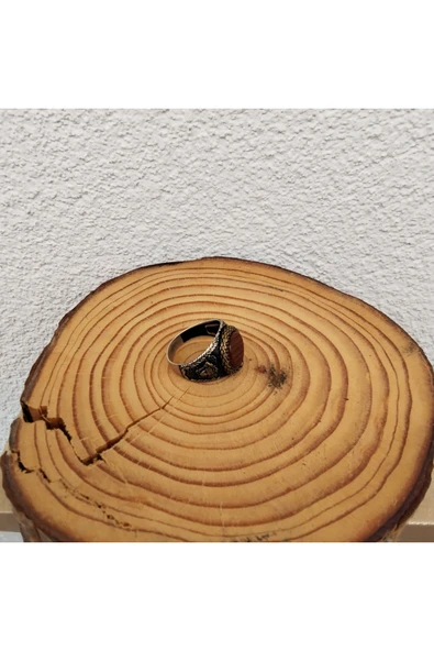 925 Ayar Gümüş Şık Tasarım Bordo Taşlı Erkek Yüzük – El İşçiliği - Yan Kenarlar İşleme Tasarımlı - Resim 2