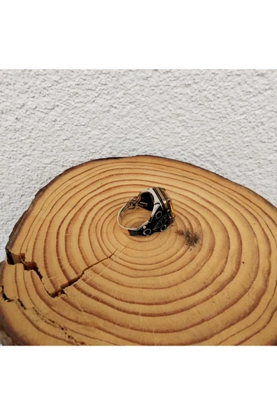 925 Ayar Gümüş Şık Tasarım SarıTaşlı Erkek Yüzük – El İşçiliği - Yan Kenarlar İşlemeli Tasarımlı - Resim 2