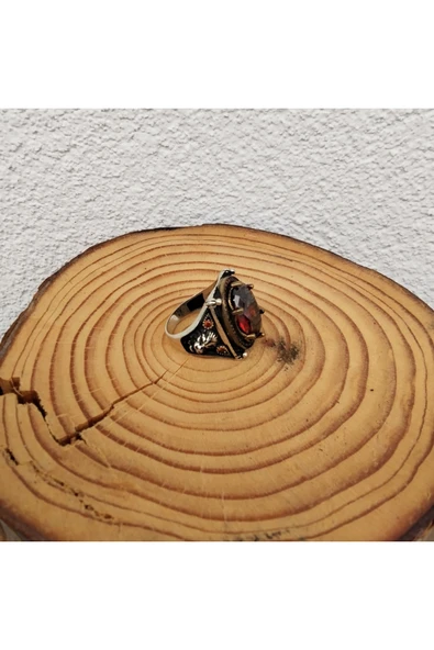 925 Ayar Gümüş Şık Tasarım Kırmızı Taşlı Erkek Yüzük – El İşçiliği - Yan Kenarlar Aslan Detaylı ürün görseli 1