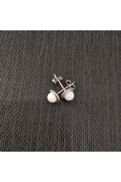 925 Ayar Beyaz Opal Taş Tasarımlı Kadın Gümüş Küpe - Sade ve Şık - Tırtıklı Model ürün görseli 1