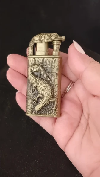 Kabartma Kertenkele/Timsah Desenli Antik Gold Çakmak ürün görseli 1