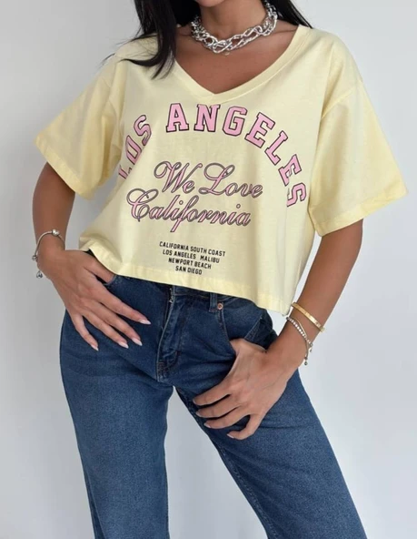 V Yaka Yazı Baskılı Crop Tshirt ürün görseli 1