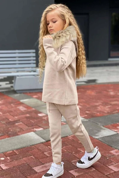 Kız Çocuk Yakası Çıkarılabilir Kürklü Kazak Çift Cepli Triko Ekru Alt Üst Takım ürün görseli