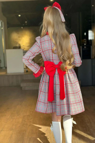 Kız Çocuk Yakası ve Kolları Fırfırlı Üzeri Boydan Düğme ve Ekose Detaylı Kırmızı Elbise - Resim 5