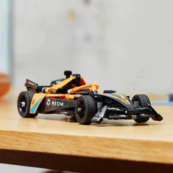LEGO Technic NEOM McLaren Formula E Yarış Arabası 42169 - Resim 2