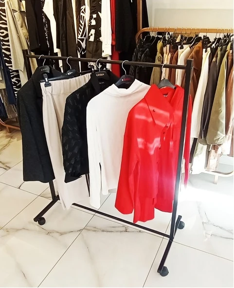 LUNA Paslanmaz Tekerlekli Siyah Metal Konfeksiyon Elbise Kıyafet Askısı, Mağaza Tipi Askılık - Resim 3