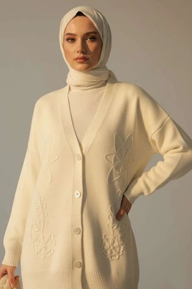 Çiçek İşlemeli Triko Hırka Ekru ürün görseli