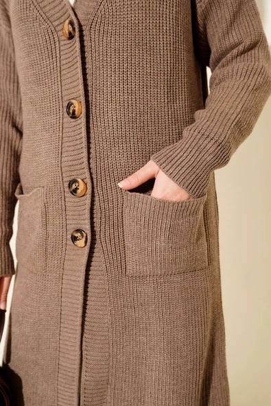 Düğmeli Cepli Uzun Triko Hırka Vizon - Resim 4